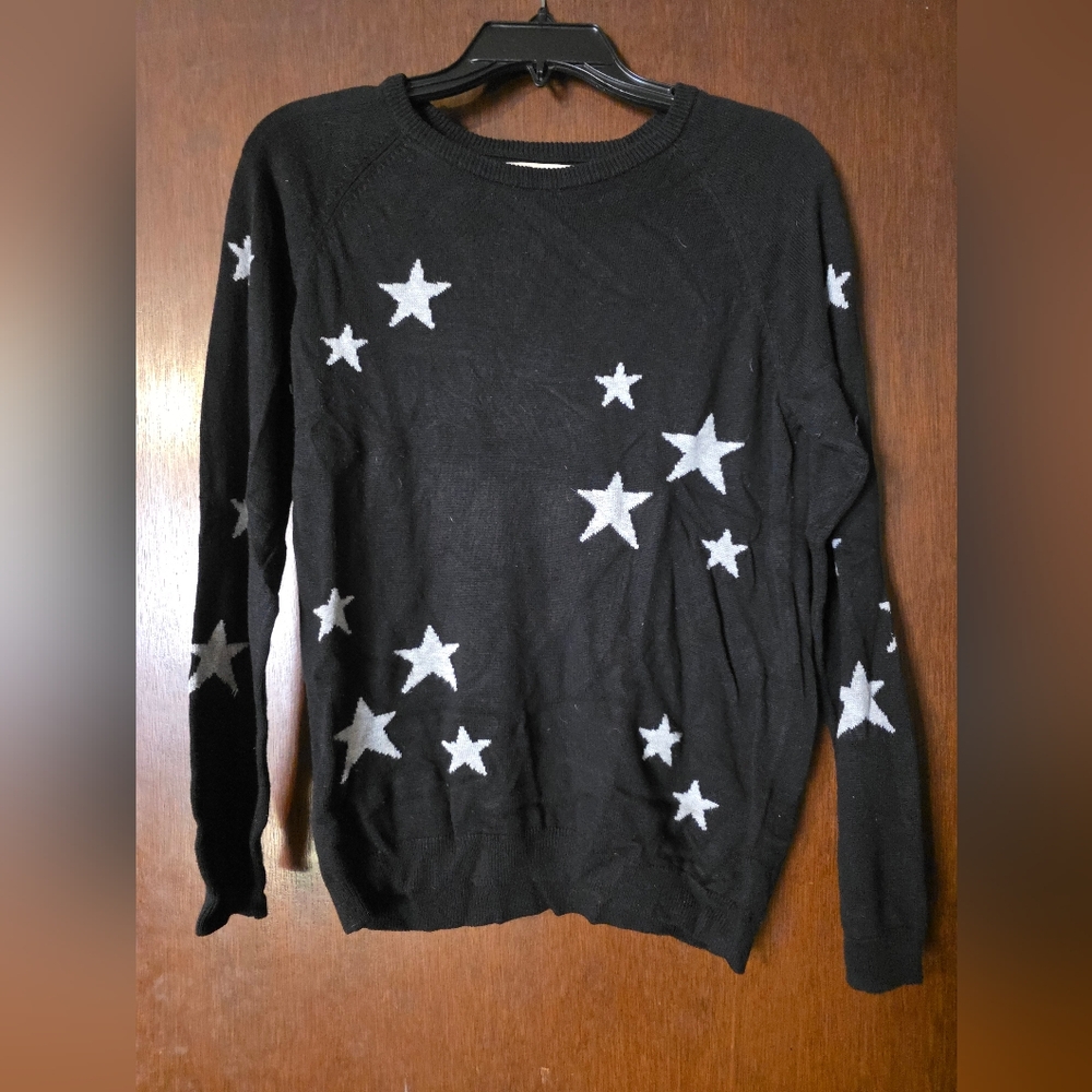 Black light-weight Sweater with White Star Pattern